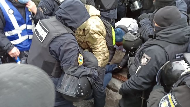ФОПы попытались установить палатки на Майдане Незалежности: между митингующими и правоохранителями произошли стычки 65