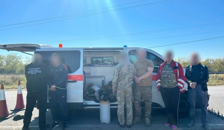 В "скорой" пытались незаконно перевезти двух мужчин к границе и оружие. ВИДЕО+ФОТОрепортаж