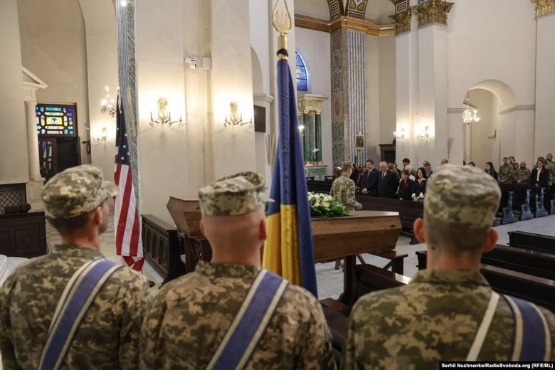 В Киеве простились с добровольцами из США Бенджамином Ю и Спенсером Бернсом Миком
