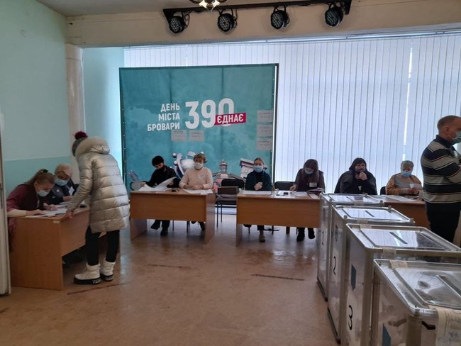 Сетка, съемка бюллетеней и скрытая агитация: зафиксированы нарушения на выборах в Броварах, - ЧЕСТНО 02