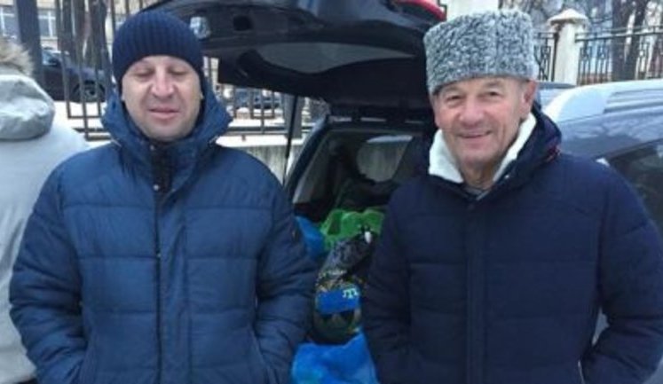 Кримськотатарські активісти привезли передачі захопленим українським морякам у СІЗО Москви, - Джелялов. ВІДЕО+ФОТО