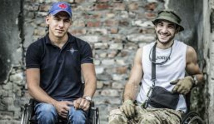 "Мені в спину прилетіло ще 4 кулі: лежиш і не віриш, що живий, тому що пам'ятаєш, що тебе просто розстріляли", - розповідь двох друзів-десантників про своє життя без можливості ходити після важких поранень