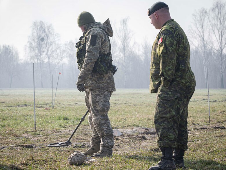 У Польщі канадські інструктори навчають воїнів ЗСУ мінної безпеки 02