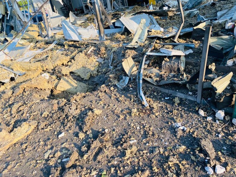 Враг атаковал беспилотниками окрестности Запорожья, ранен мужчина, поврежден инфраструктурный объект и жилищный фонд 02
