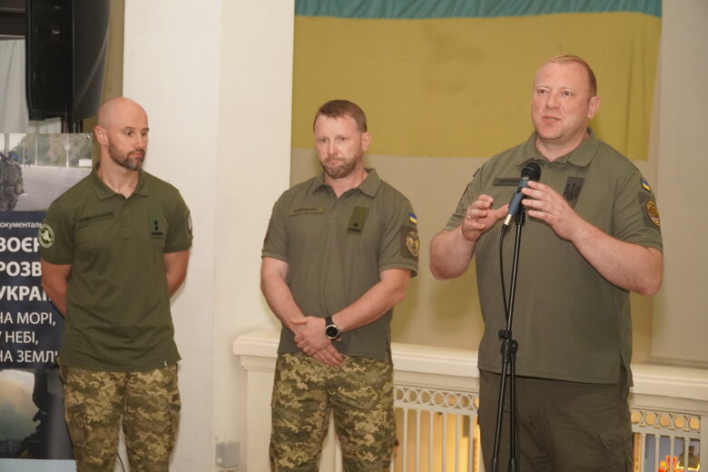 Военная разведка показала военным атташе фильм об освобождении острова Змеиный 06