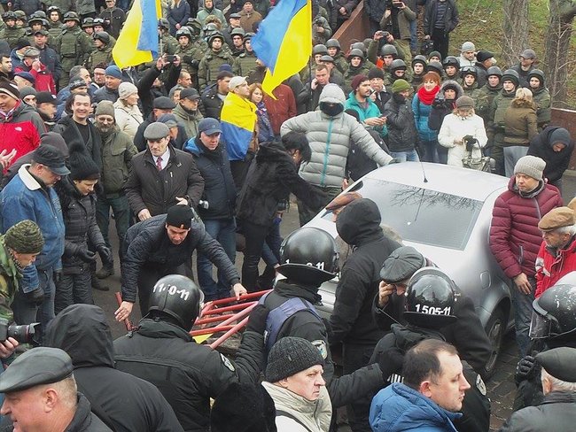 Автомобіль зі Саакашвілі заблоковано, поліція спробувала прорватися, але безуспішно, застосовується газ 27