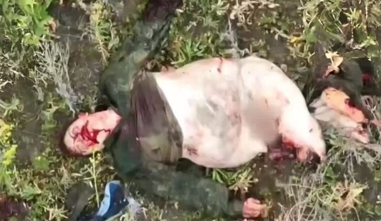 Голый российский захватчик с оторванными ногами умирает в поле. ВИДЕО 18+