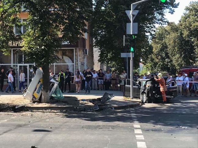 Пятеро людей постраждало внаслідок ДТП з участю патрульної машини в Сумах 01