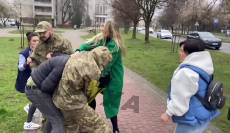 Конфликт с избиением с участием ТЦК во Львове: в военкомате говорят, что мужчина, воспользовавшись потасовкой, убежал. ВИДЕО