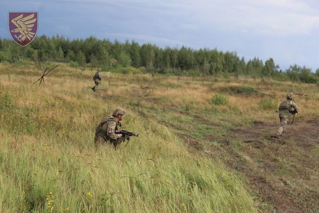 Житомирские десантники проводят учения с боевой стрельбой 02