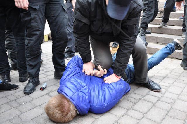 Police detains attackers of feminist rally held in downtown Kyiv 24 Police detains attackers of feminist rally held in downtown Kyiv 24