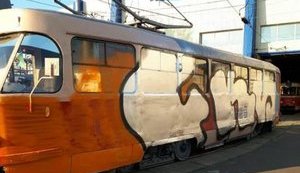 У Києві невідомі в масках примусово зупинили і розмалювали трамвай. ФОТО