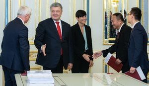 Порошенко запропонував Норвегії взяти шефство над будь-яким населеним пунктом на Донбасі