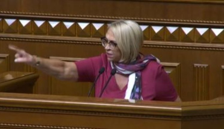 "Ира, вы пришли в политику с "Батькивщиной". Порошенко не было, когда мы вызволяли вашего мужа", - в Раде произошла перепалка Кужель и Луценко. ВИДЕО