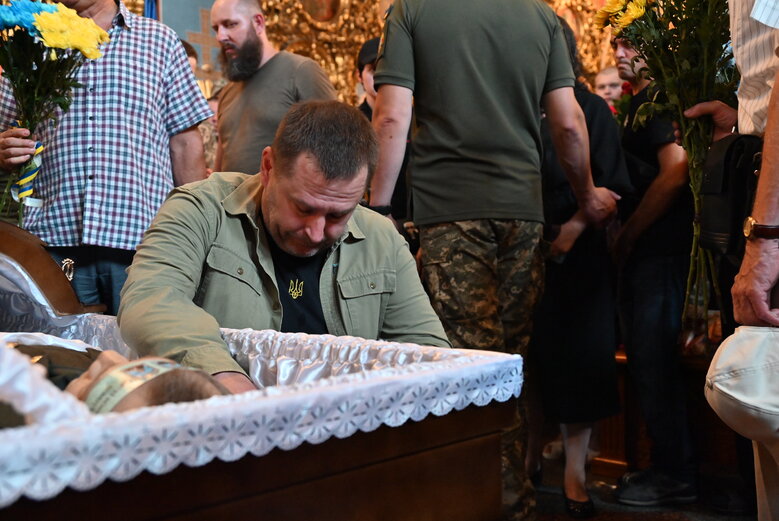 Із полковником, депутатом Київради від ЄС Сергієм Ільницьким (Сокіл), який загинув у бою проти рашистів у лавах піхоти 28 ОМБр, попрощалися в Києві 24