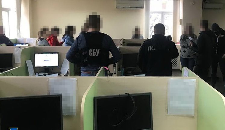 СБУ викрила роботу мережі українських колцентрів, які виконували замовлення Держдуми, Пенсійного фонду РФ, телеканалу НТВ+ та російських банків. ФОТОрепортаж