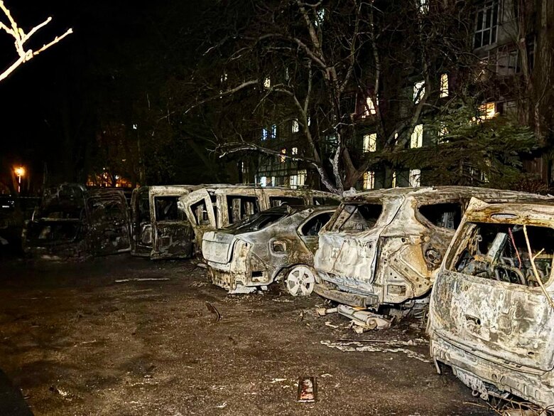 Знищені російським обстрілом автівки
