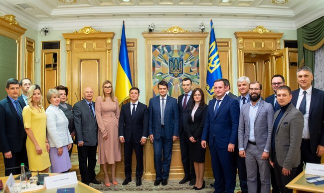 Зеленський вручив посвідчення новим членам ЦВК 01