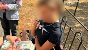 За $20 тысяч обещали "бронь" и выезд за границу: в Киеве задержали руководительницу районной организации Красного Креста и волонтера. ФОТО