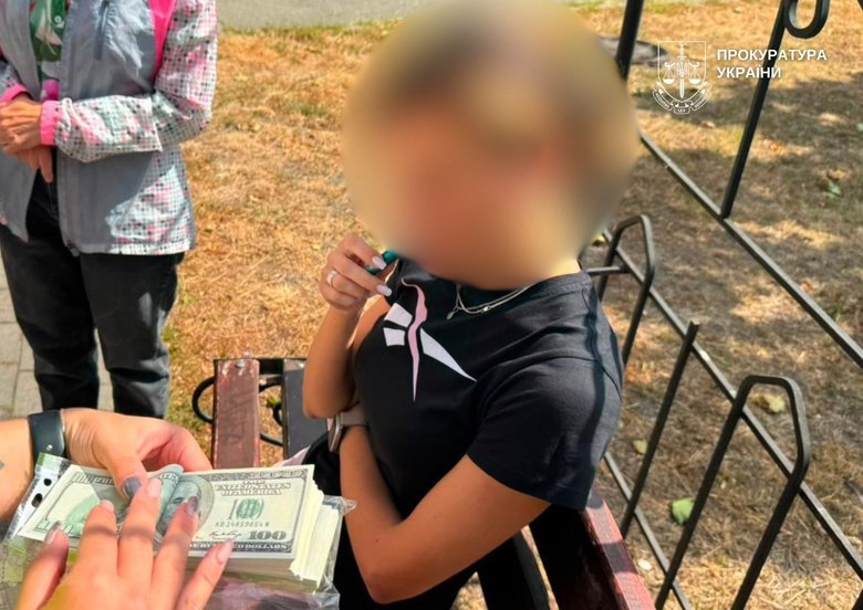 У Києві затримали керівницю районного Червоного Хреста та волонтера за схему з "бронюванням"