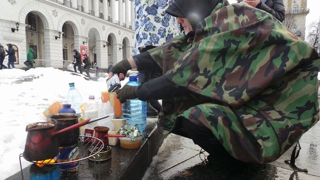 У центрі Києва відбулась акція Кава на Майдані, учасників пригощали тортами та цукерками 19