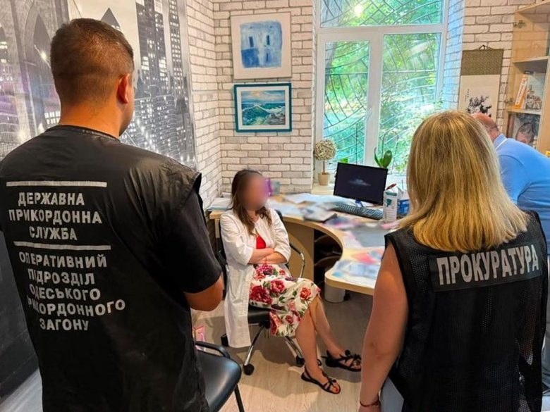 В Одесі затримали медиків, які продавали висновок про непридатність