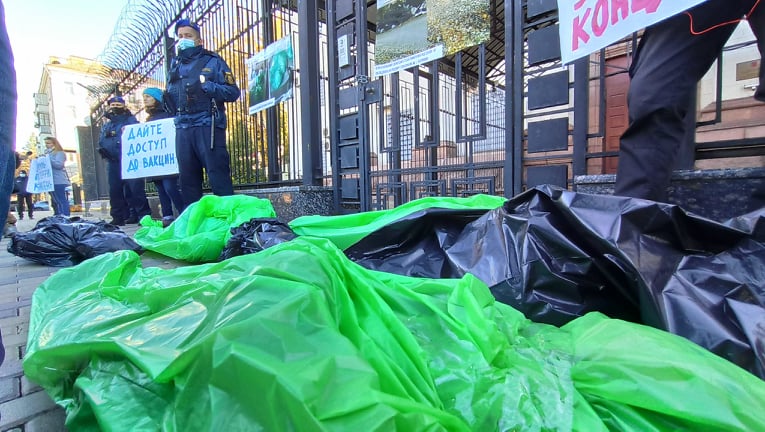 Россия сделала из Донбасса концлагерь: активисты принесли мешки с трупами под посольство РФ в Киеве - требуют открыть КПВВ 15 Россия сделала из Донбасса концлагерь: активисты принесли мешки с трупами под посольство РФ в Киеве - требуют открыть КПВВ 15