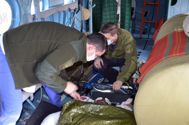 Пораненого військовослужбовця вертольотом евакуйовано з Дніпра до Києва 04