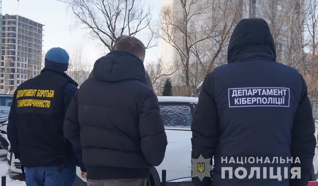 Викрито трьох членів сімї, які за 500 грн продавали фейкові довідки про проходження тесту на COVID-19, - Нацполіція 01