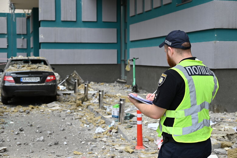 Последствия падения обломков вражеской ракеты на многоэтажку в Соломенском районе Киева 44