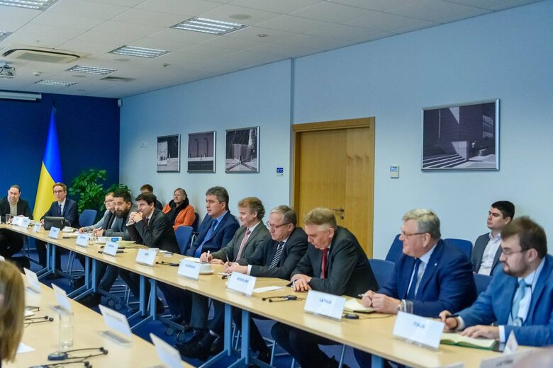 Порошенко провів зустріч із послами країн ЄС: Закликав почати переговори про членство України та надати €50 млрд 03 Порошенко провів зустріч із послами країн ЄС: Закликав почати переговори про членство України та надати €50 млрд 03