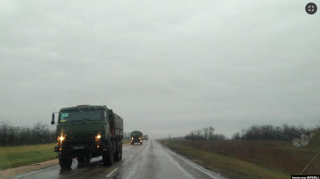 Колонну военной техники оккупантов заметили на севере Крыма 01