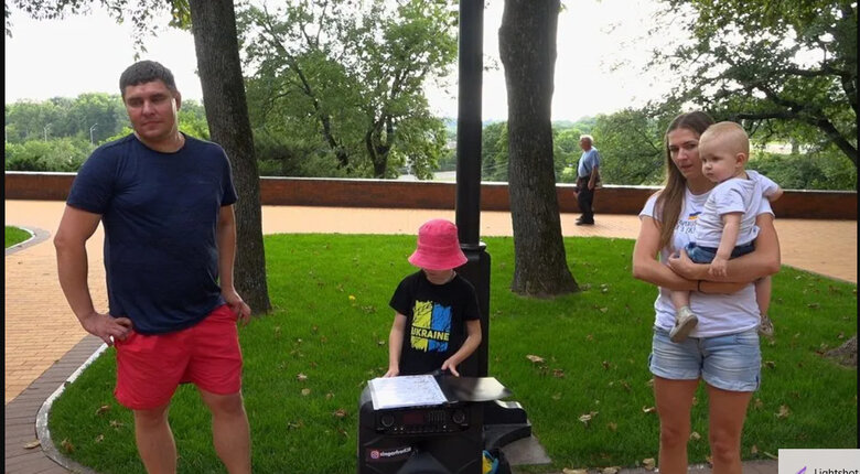 8-летний мальчик дает концерты в Чернигове, чтобы собрать деньги для ВСУ: уже заработал почти 60 тыс. грн 01 8-летний мальчик дает концерты в Чернигове, чтобы собрать деньги для ВСУ: уже заработал почти 60 тыс. грн 01