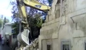 Російські окупанти почали зносити історичну будівлю в охоронній зоні Ханського палацу в Бахчисараї. ВIДЕО