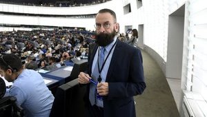 Депутат Европарламента от Венгрии Сайер, выступавший против однополых браков, ушел в отставку после задержания на гей-вечеринке