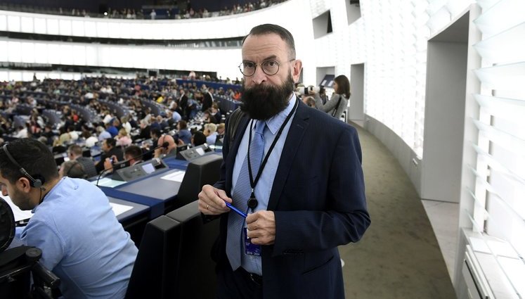 Депутат Європарламенту від Угорщини Саєр, який виступав проти одностатевих шлюбів, пішов у відставку після затримання на гей-вечірці