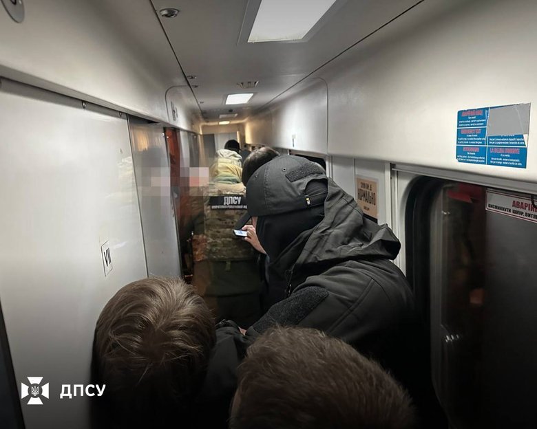 Разоблачены перевозчики уклонистов