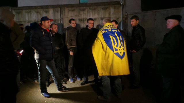 Голово суду, реагуй! - активісти блокують будівлю Соломянського суду через справу Насірова 12