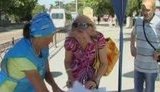 Русскоязычный Севастополь собирает подписи в поддержку языкового закона: Молодые люди, расписывайтесь за наш родной русский язык. + ВИДЕО.
