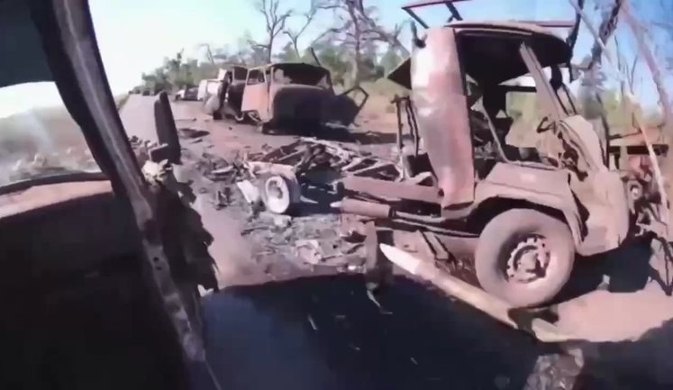 Рашист зафільмував на Донеччині дорогу, всіяну понад 70 одиницями техніки, знищеної українськими дронами. ВIДЕО