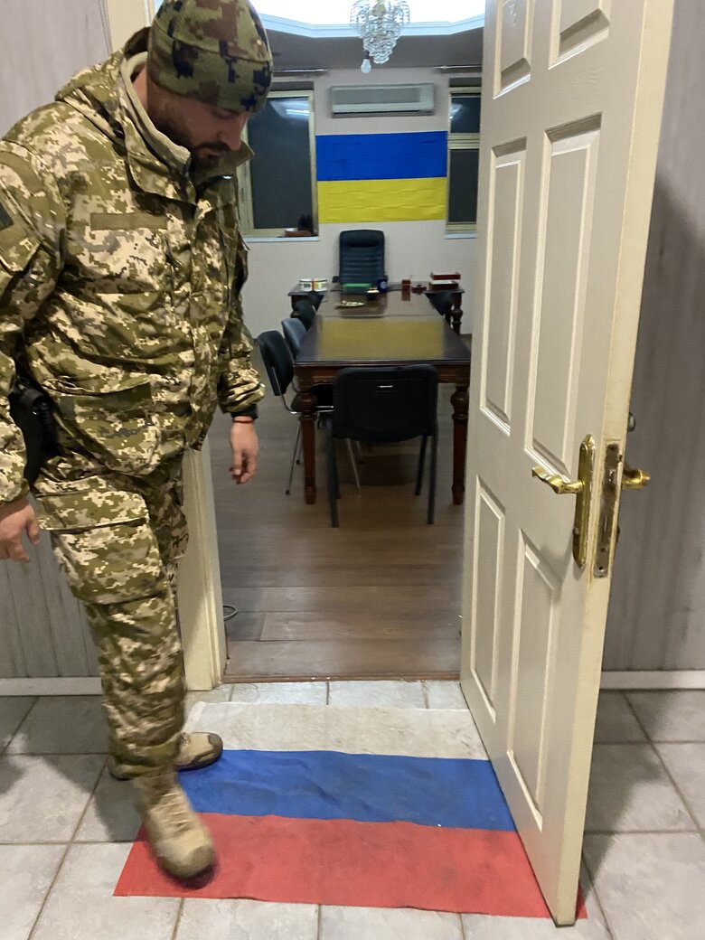 Головний патрульний Херсонської області Іван Базаренко, позивний Хірург: Командування дивувалося: на аеродромі Кульбакине патрульний поліцейський командує військовими 02 Головний патрульний Херсонської області Іван Базаренко, позивний Хірург: Командування дивувалося: на аеродромі Кульбакине патрульний поліцейський командує військовими 02