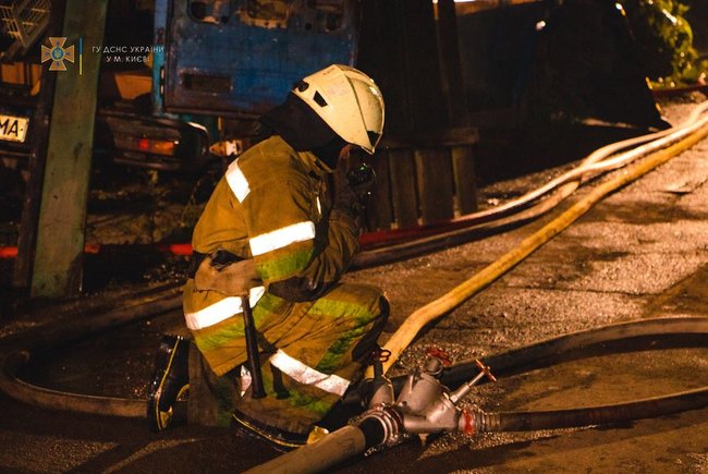В Киеве сгорел двухэтажный частный дом, огонь повредил три автомобиля, мужчина в крайне тяжелом состоянии доставлен в больницу, - ГСЧС 08