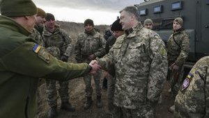 Сейчас лечу на фронт, чтобы посетить наших добровольцев, - Порошенко