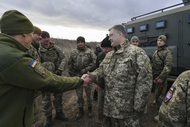 Порошенко посетил позиции 79-й ОДШБр на передовой 08