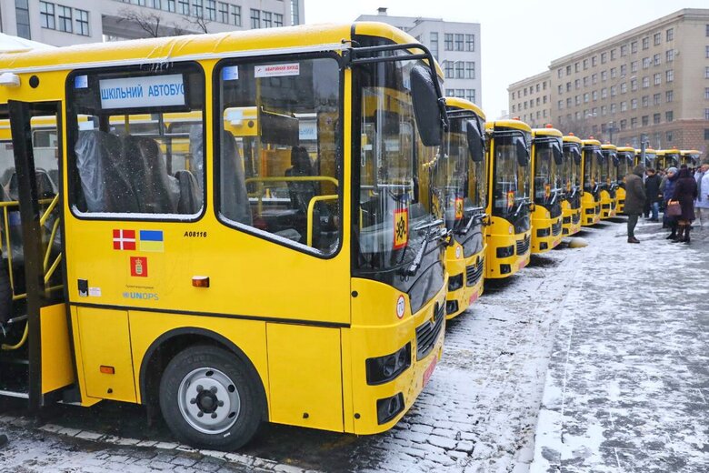 Закупленные Данией 34 школьных автобуса прибыли в Украину 03