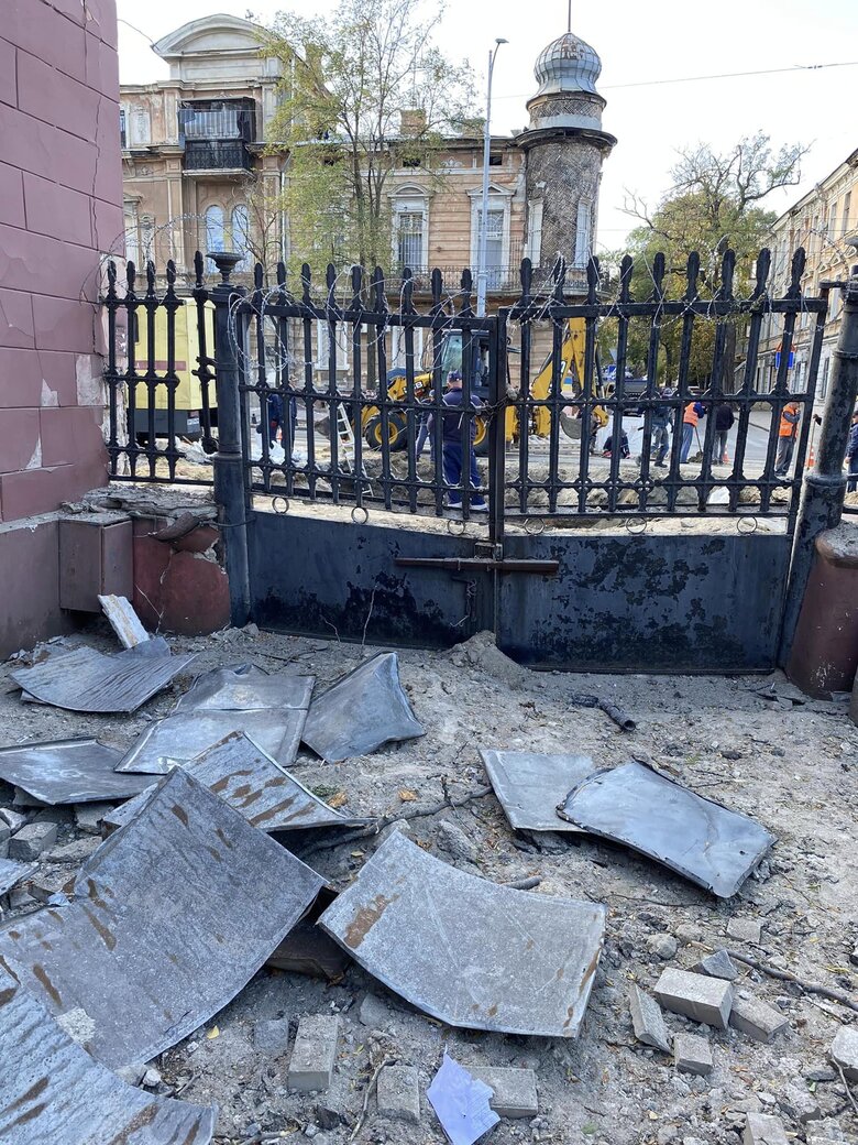 Ударна хвиля від атаки рф пошкодила в Одесі короб з пам’ятником Катерині Ⅱ 02 Ударна хвиля від атаки рф пошкодила в Одесі короб з пам’ятником Катерині Ⅱ 02