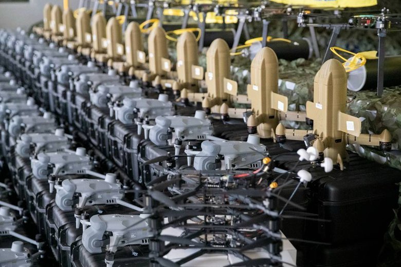 Віталій Кличко передав від столичної громади бійцям 112 бригади ТрО майже 2000 безпілотників