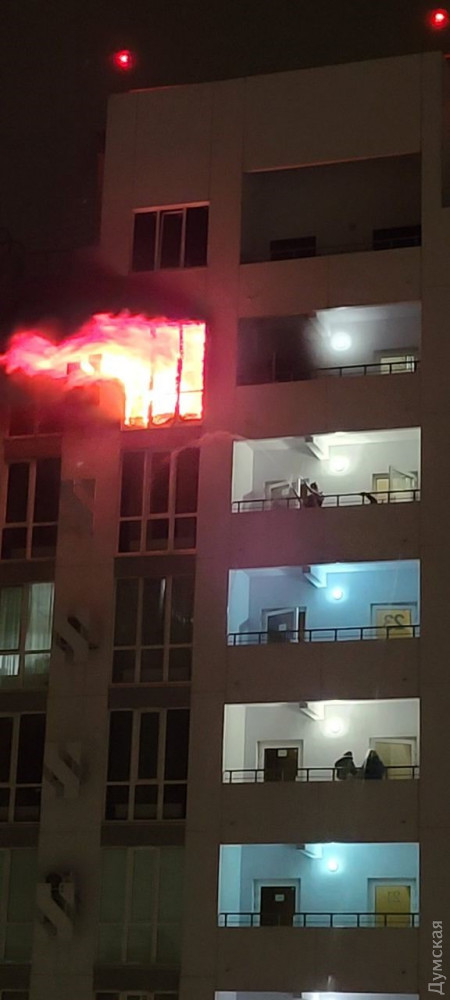 В 25-этажном жилом доме в Одессе произошел пожар: жильцов эвакуировали 03 В 25-этажном жилом доме в Одессе произошел пожар: жильцов эвакуировали 03
