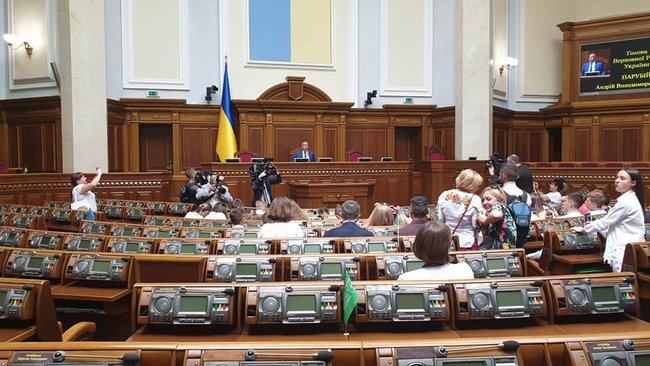 Парубий вместо нардепов позвал в Раду детей и Мингарелли 01