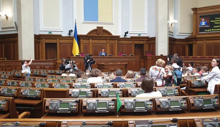 Парубий вместо нардепов позвал в Раду детей и Мингарелли. ФОТО